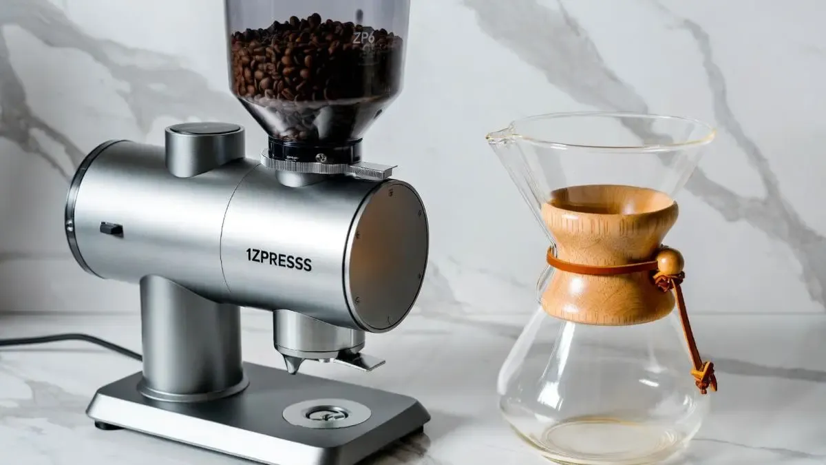 1Zpresso ZP6 Special manual grinder next to a Chemex on a marble countertop